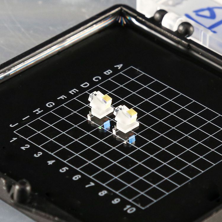 接收端波長為1288nm,發(fā)射端波長為1314nm, 帶寬為8nm,光束方向定位